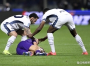 LOL赛事-热那亚球员在比赛中意外受伤被紧急送医