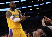 英雄联盟总决赛-詹姆斯绝杀进决赛，湖人闯入总决赛的简单介绍