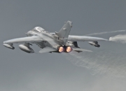 LOL赛事-赛道呼啸声中的一击绝杀，当F1揭幕战之夜见证德罗赞的救赎证明