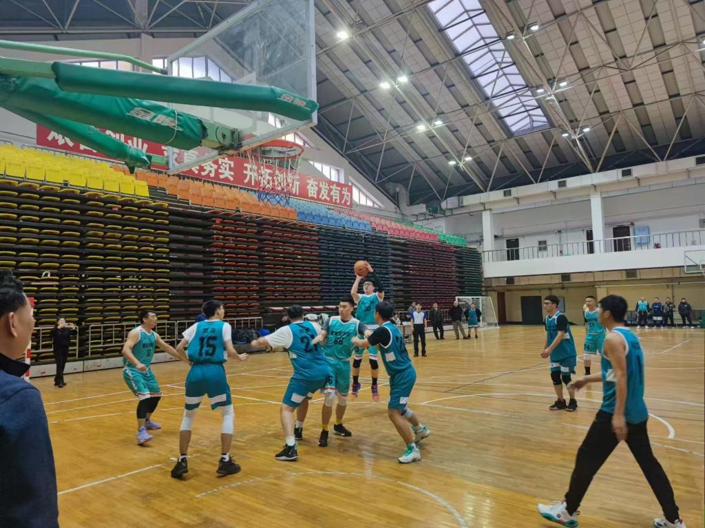 关于激烈角逐中,球队斗志昂扬奋勇拼搏的信息 关于激烈角逐中,球队斗志昂扬奋勇拼搏的信息