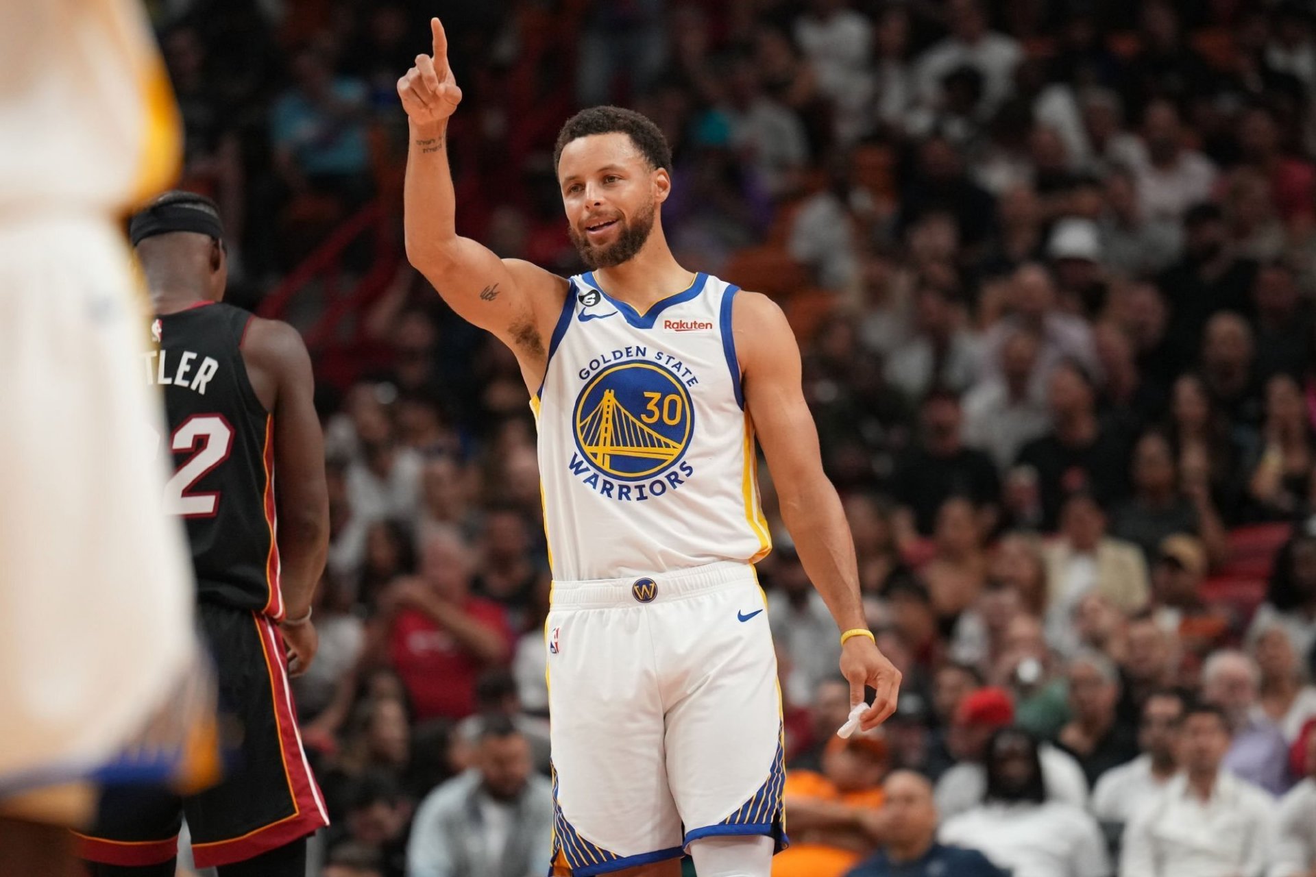 热火险胜江苏队,库里刷新纪录 热火险胜江苏队,库里刷新纪录