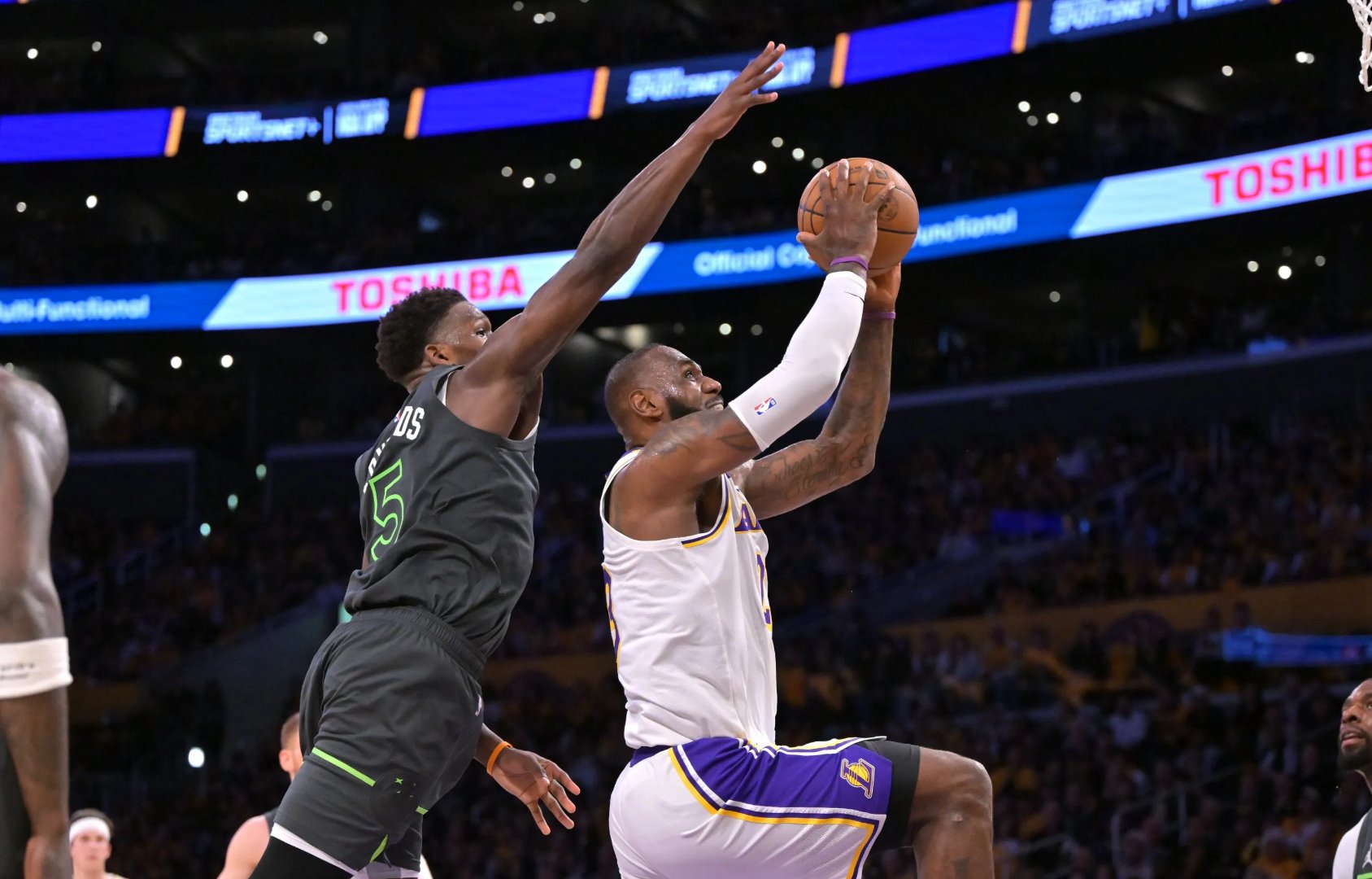 尼克斯横扫湖人,约基奇带队取胜 尼克斯横扫湖人,约基奇带队取胜