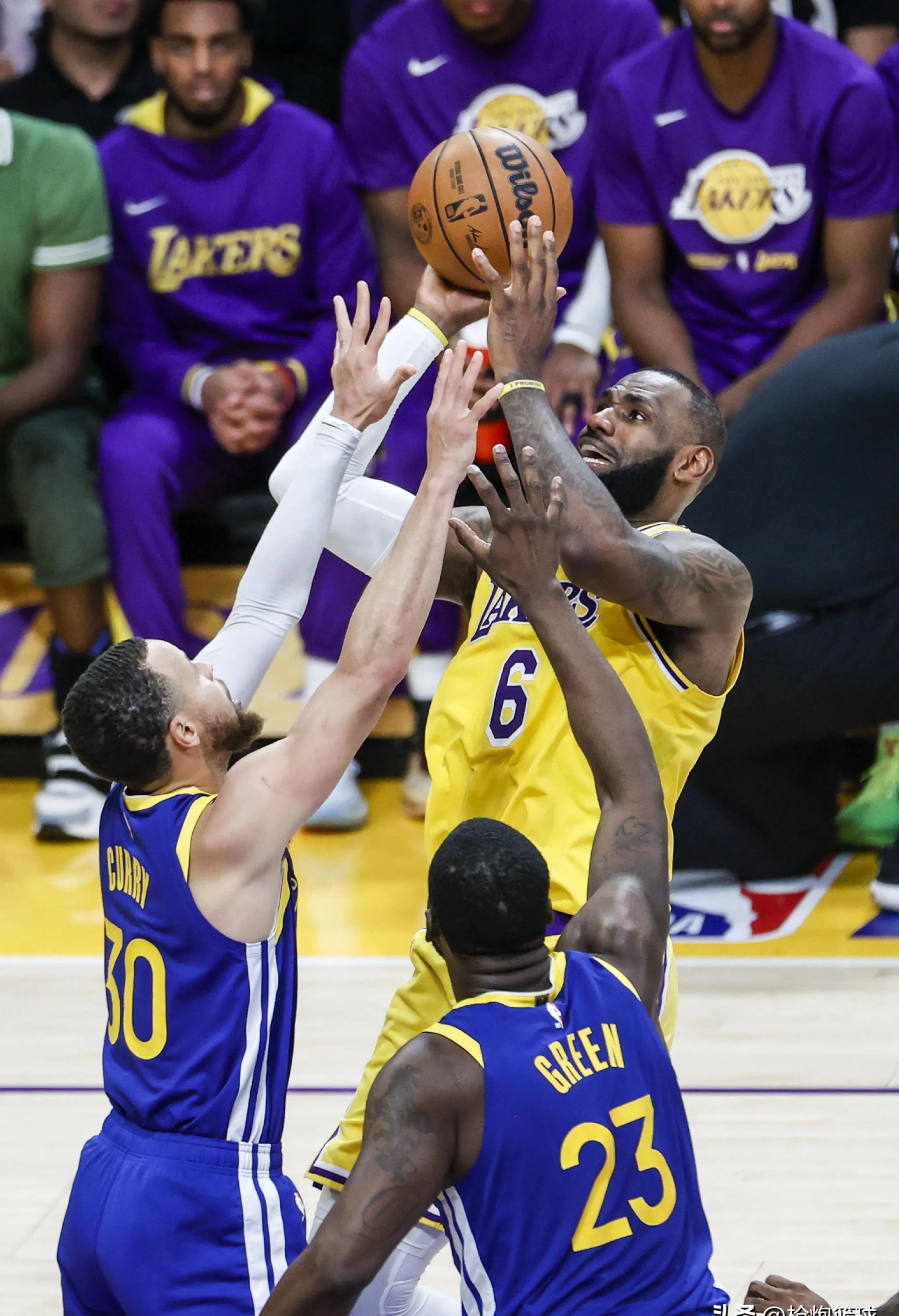 勇士横扫广东队,东契奇关键制胜 勇士横扫广东队,东契奇关键制胜