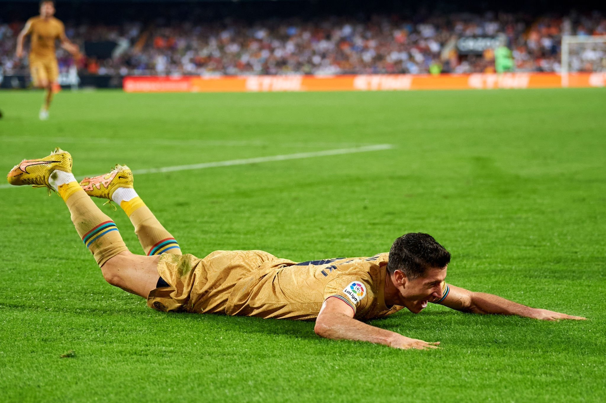 奥地利横扫克罗地亚，莱万高光表现